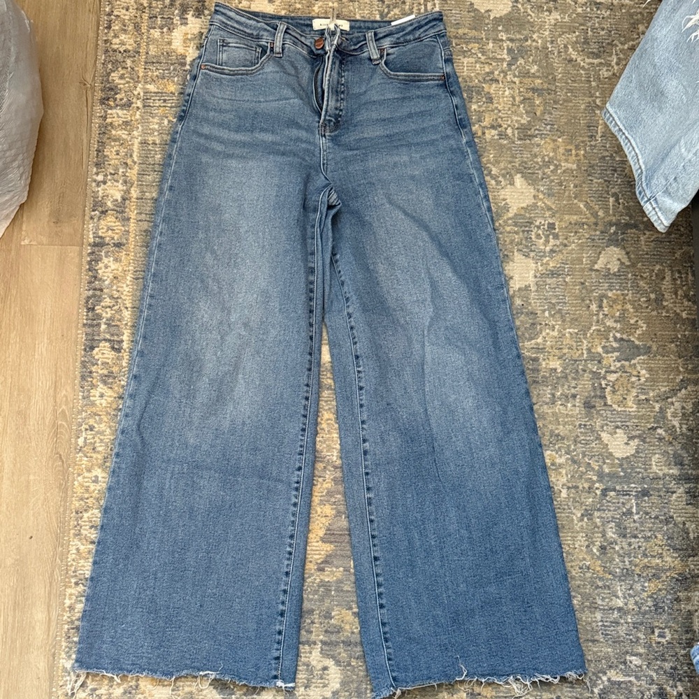 RISEN TUMMY control high rise wide leg stretch jeans. Can be cuffed too.